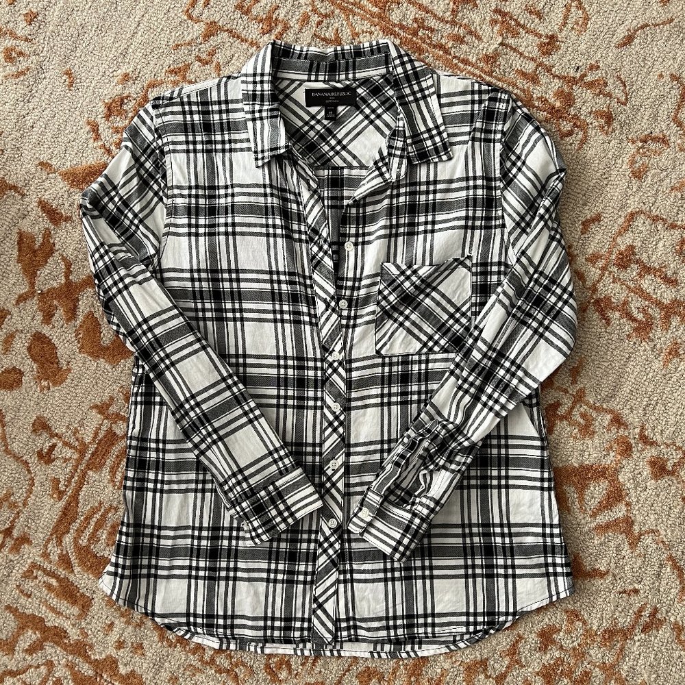 Banana Republic Soft Wash Plaid White & Black Button Up Shirt Women Sz MP EUC
